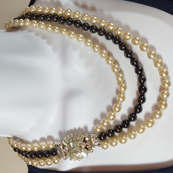 Vintage Faux Pearl Necklace - Picture 4 of 9